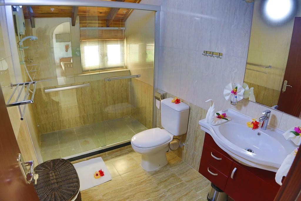 Lone Self-Catering Apartment Baie Sainte Anne Exterior photo
