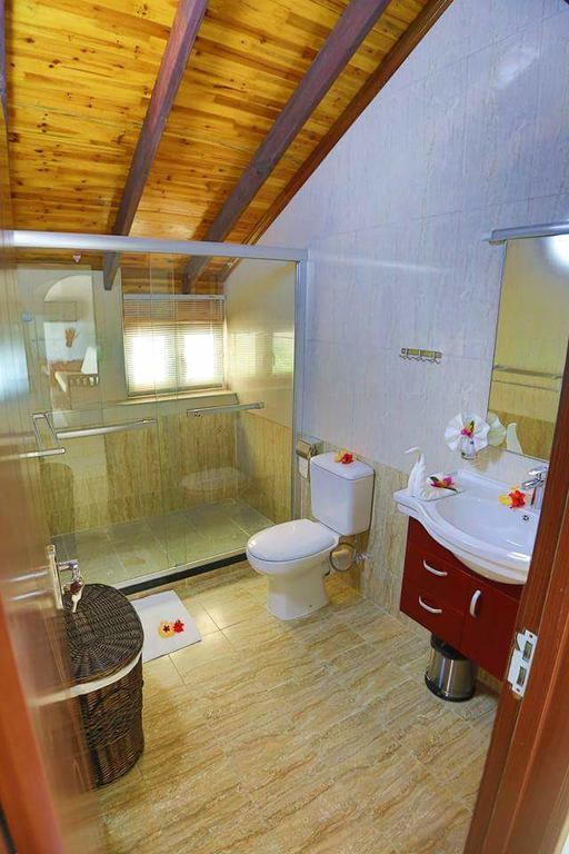 Lone Self-Catering Apartment Baie Sainte Anne Exterior photo